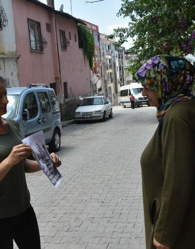 10 gündür haber yok: Elinde afişlerle sokak sokak kayıp kızını arıyor