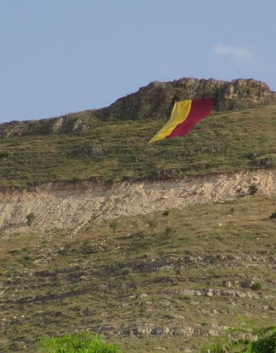 Galatasaray bayrağı Batman’daki Bayrak Tepeye asıldı
