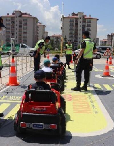 Akülü araç kullanan çocuklar trafik kurallarını öğrendi