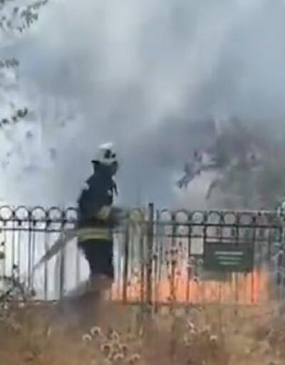 Gaziantep’te mahalle arasındaki otluk alanda çıkan yangın paniğe neden oldu