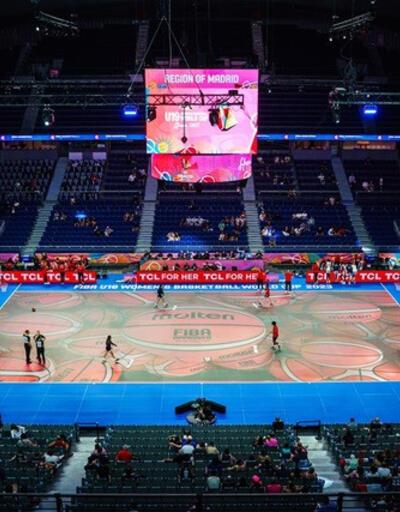 FIBA ilk kez cam zeminli sahayı kullandı