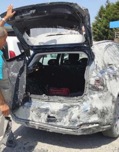 Sultangazide hafriyat kamyonundaki beton otomobilin üzerine döküldü