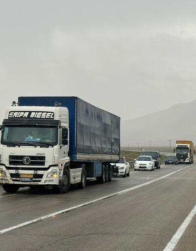 Doğubayazıtta sel felaketi Türkiye- İran karayolunda ulaşım tek şeritten sağlanıyor