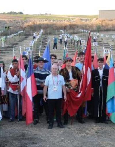 Dünya barışı için 100 ülkenin gençleri 100 zeytin fidanı dikti