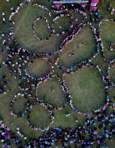 Yüzlerce insanın katıldığı Gevrek Festivalinde horonun muhteşem uyumu havadan görüntülendi