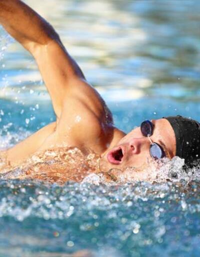 Düzenli yüzme ile omurgayı desteklemek ve postürü düzeltmek mümkün