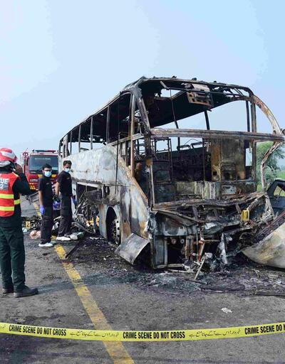 Pakistan’da kaza yapan otobüs alev aldı: 20 ölü, 15 yaralı