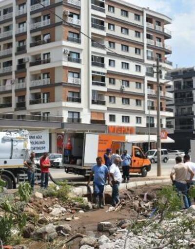 İzmirde inşaat çalışması sırasında su borusu patladı; evleri su bastı