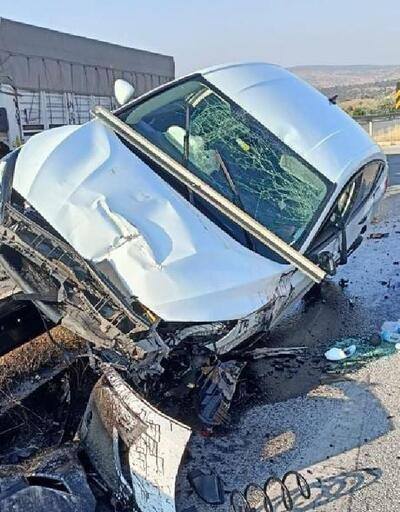 Amasya’da otomobil orta refüje çarptı: 5 yaralı