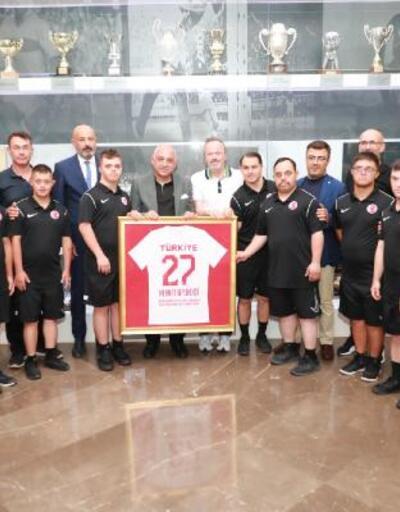 TFF Başkanı Büyükekşi, Down Sendromlu Futsal Milli Takımı ile buluştu