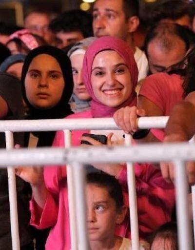 Zeynep Bastık Aydında Zafer Bayramı konseri verdi