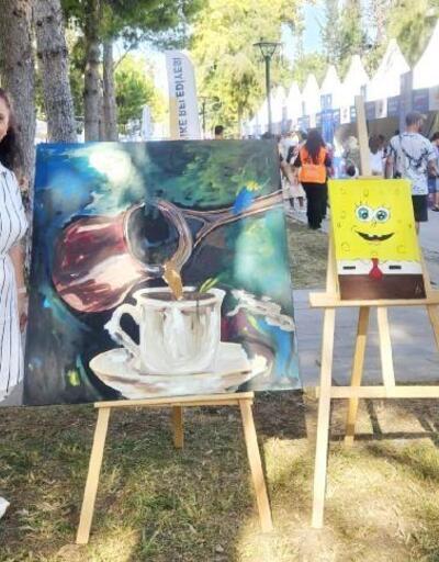 Ressam Özkan, Kahve Bahane sergisini parkta açtı