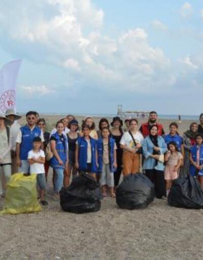 Gönüllü gençlerden sahil temizliği