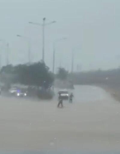 Çanakkalede kuvvetli yağış; dere taştı, yol kapandı