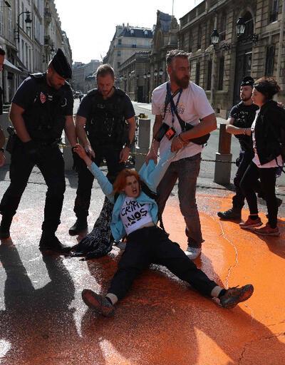 Pariste iklim aktivistleri, Elysee Sarayı yakınındaki meydanı turuncuya boyadı