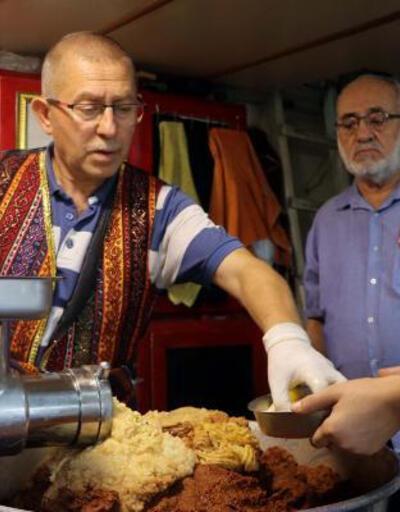Gaziantepli çilingir, 10 yıldır her Cuma günü yemek dağıtıyor