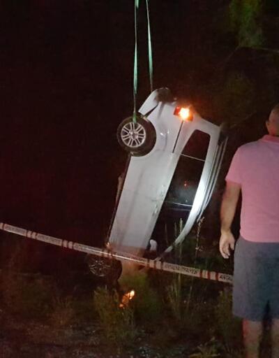 Antalyada sır olay Ağaçların arasında bulunan araçtan ceset çıktı
