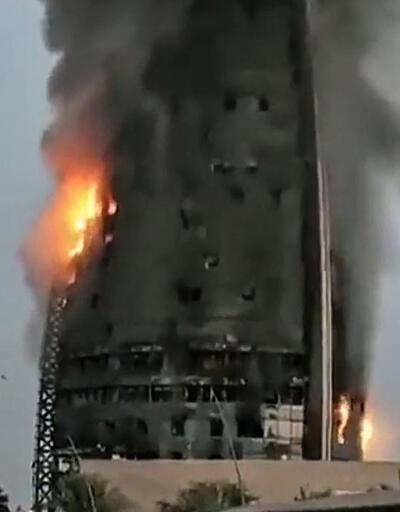 Sudanın başkentinde simge yapı alev alev yandı