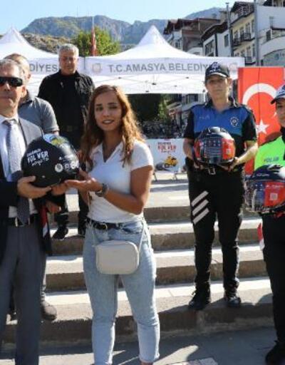 Amasya’da polis, ceza kesmek yerine kask dağıttı