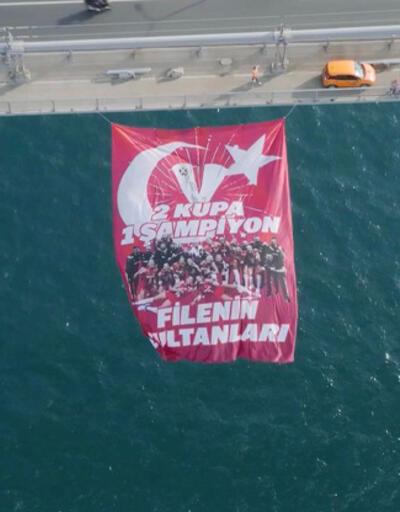 Filenin Sultanları’nın ‘2 Kupa 1 Şampiyon’ yazılı bayrağı Boğaz’daki köprülere asıldı