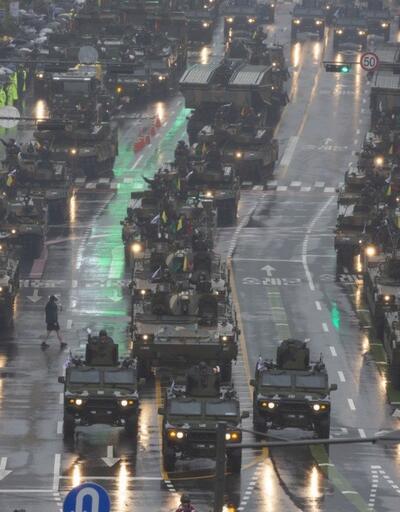 10 yıl sonra ilk askeri geçit töreni: Güney Koreden gövde gösterisi