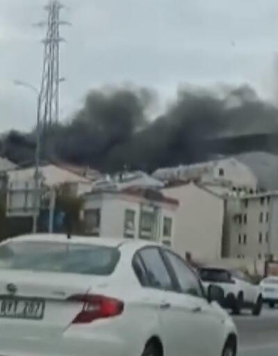 SON DAKİKA: Esenyurtta bir binanın çatı katında yangın