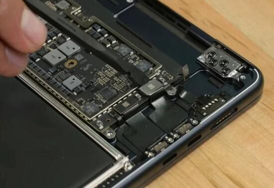 Yeni MacBook Air’in tamiri oldukça zor olduğu ortaya çıktı