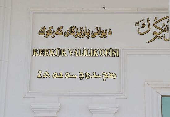 Kerkük'te Türkçe resmi dil oldu! Tabelalara Türkçe de eklendi