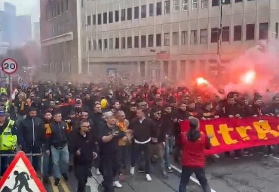 Galatasaray taraftarı Manchester sokaklarını inletti