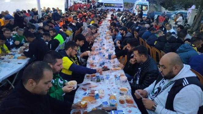 Deprem bölgesi Hatayda taraftar grupları birlikte iftar yaptı