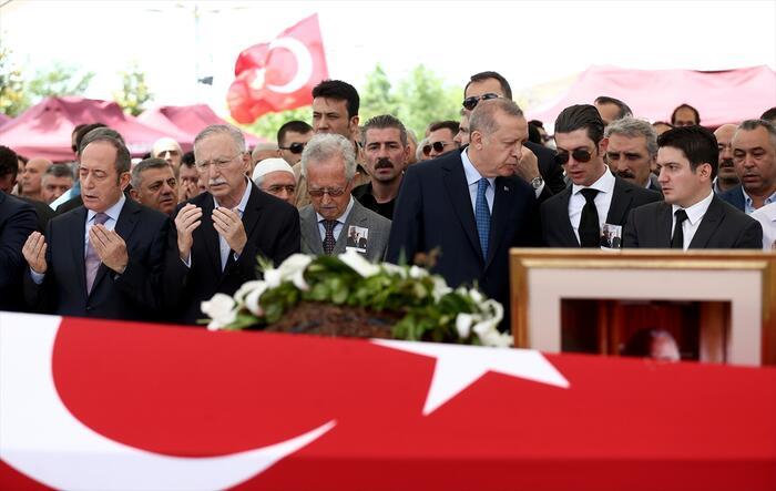 Cenazede Cumhurbaşkanı Recep Tayyip Erdoğan ve Ekmeleddin İhsanoğlu'nun birlikte saf tuttuğu fotoğraf dikkatleri çekti. 