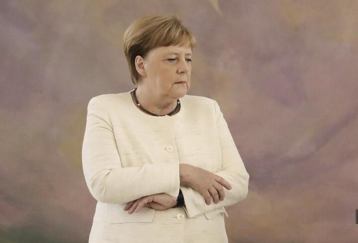 Angela Merkel yine titredi