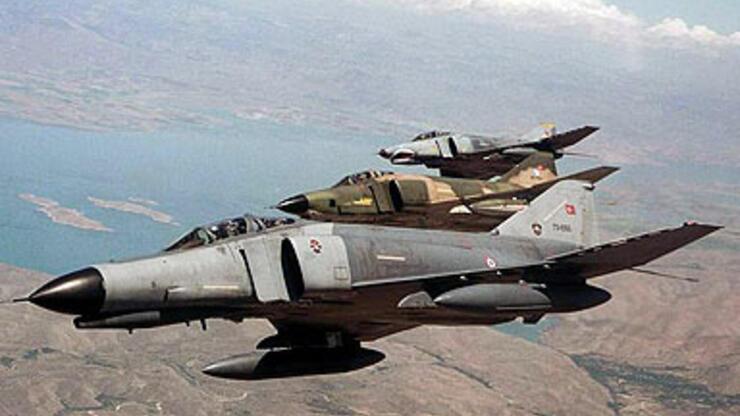 Türk savaş uçağı Suriye karasularında düştü 