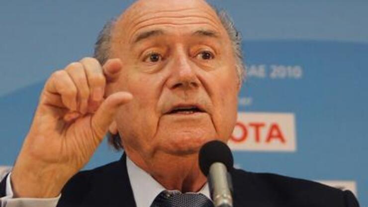 Blatter "eşcinsel" esprisi için özür diledi