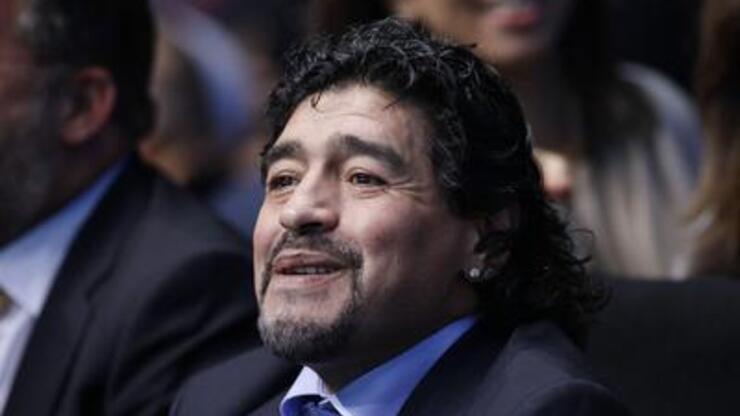 Ahmedinecad Maradona'yı istiyor