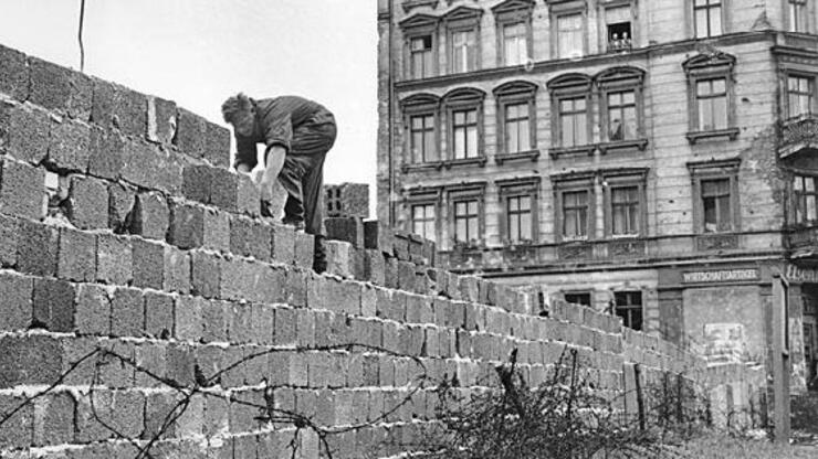 Fotoğraflarıyla Berlin Duvarının Yapılış öyküsü