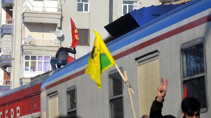Diyarbakır'da treni durdurup PKK bayrağı astılar!