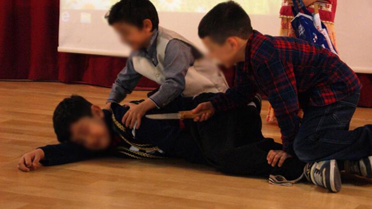 İlkokul çocuklarından sahnede bıçaklı ve kurbanlı Nevruz