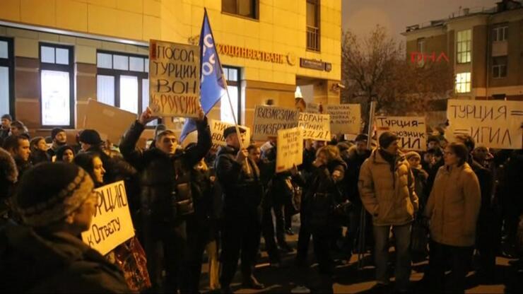 Türkiye'nin Moskova Büyükelçiliği önünde protesto