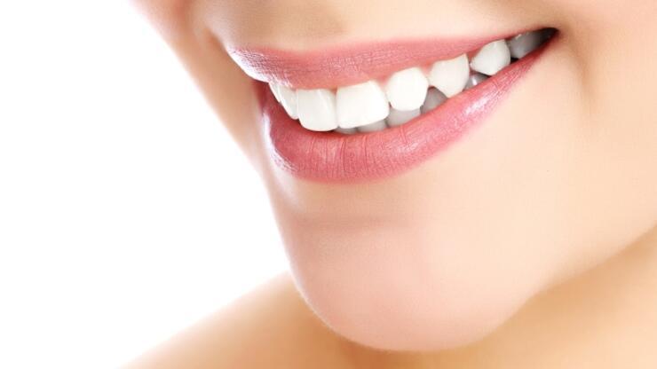 Bembeyaz dişler için 4 doğal yöntem