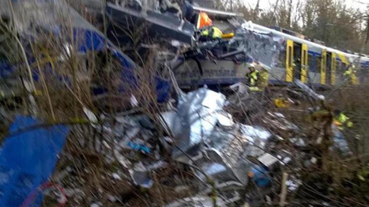 Almanya'da iki tren çarpıştı: 10 ölü