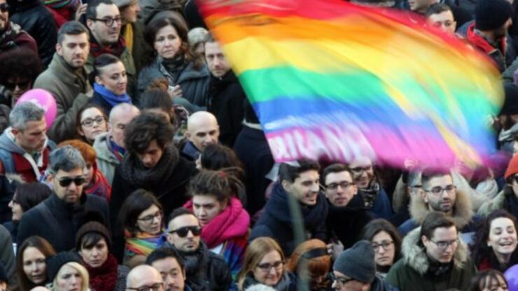 İtalya'da eşcinsel birliktelikleri tanıyan yasa kabul edildi