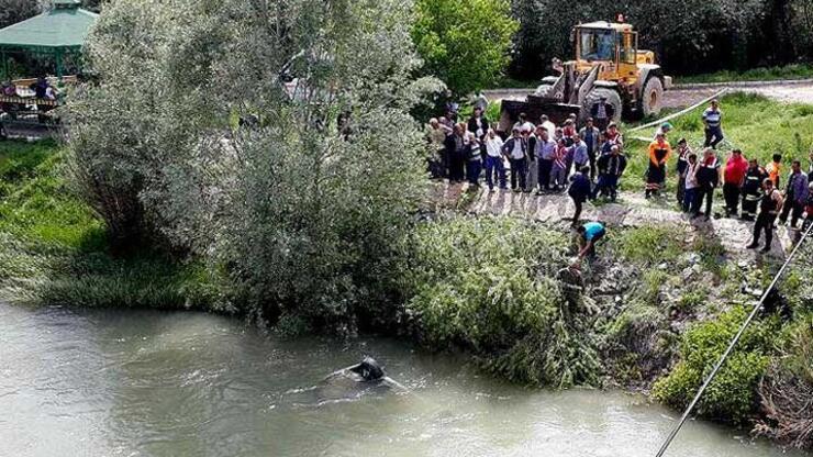 Otomobil Kızılırmak Nehri'ne uçtu: 3 ölü