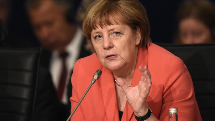 Merkel: "Ben de masayı devirebilirim, dönünce kahraman olurum"