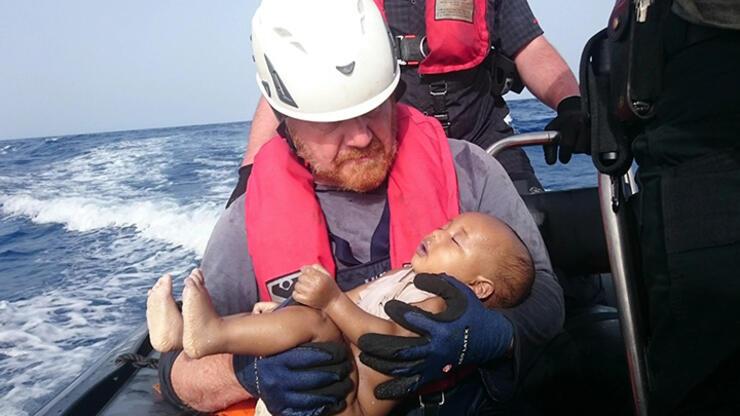 Akdeniz'de batan mülteci teknesinden bir bebeğin cansız bedenine ulaşıldı