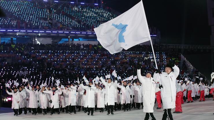 Kuzey Kore ve Güney Koreli sporcular Birleşik Kore bayrağıyla yürüdü