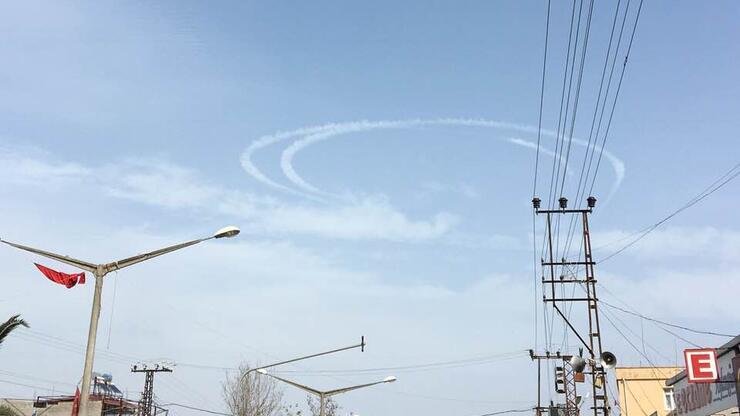Türk savaş uçakları gökyüzüne hilal çizdi