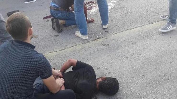 'Ben şeytanım' deyip duraktakilere saldırdı: 2 kişi öldü