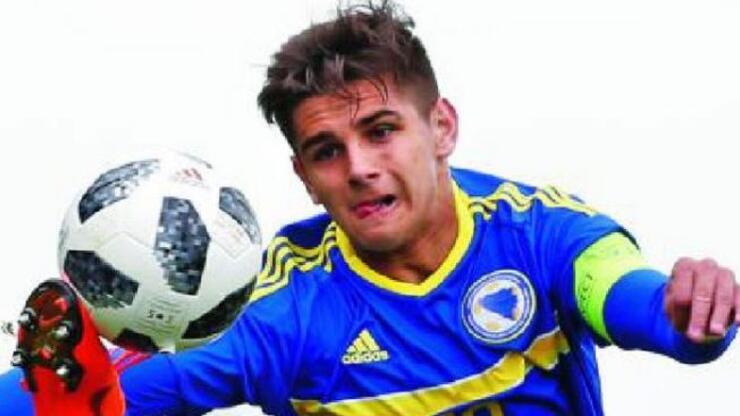 Herkes 17 yaşındaki Boşnak futbolcu Ajdin Hasic'in peşinde