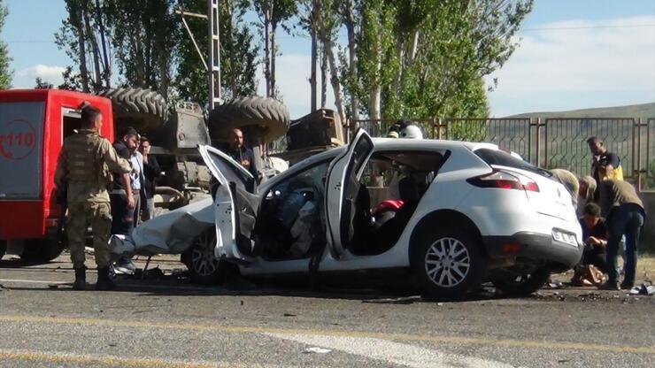 Van'da otomobil iş makinesine çarptı: 3 ölü, 4 yaralı
